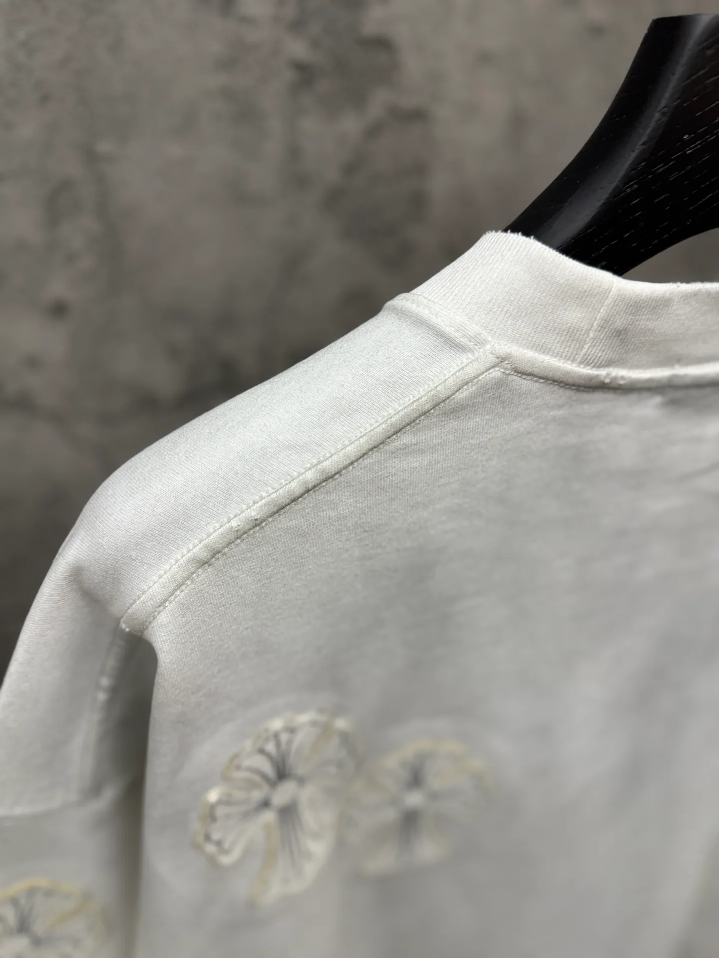 P240 top version, real shot without P, ​​different from market currency) 𝗖𝗵𝗿𝗼𝗺𝗲 𝗛𝗲𝗮𝗿𝘁𝘀/Croxin 2026 spring new original single counter American washed patch embroidered couple short sleeves 👑The highest version! Customized fabric 320 grams, washed and fried, a hot-selling model at the counter, very comfortable to wear. Accessories: original molded and authenticated collar label➕100% silk wash label. Genuine purchase-grade original hangtag➕matching hanging rope➕3D hanging beads➕original packaging bag. Craftsmanship: The original version has consistent wiring! The highest version of the armhole matching technique! Color: Black White Size: S M L XL Style No.: 5206